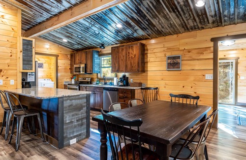 Gatlinburg - Pigeon Forge Cabin | Private Mtn. Getaway Close to Area Attractions with Hot Tub & Pool Table