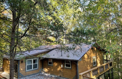 Gatlinburg - Pigeon Forge Cabin | Private Mtn. Getaway Close to Area Attractions with Hot Tub & Pool Table