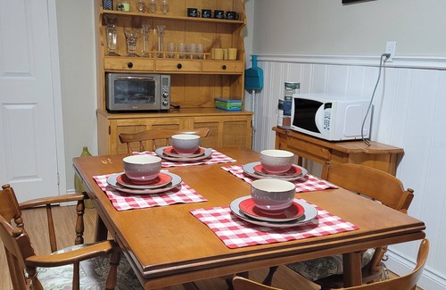 Gravenhurst Bed & Breakfast | Private muskoka retreat with pool