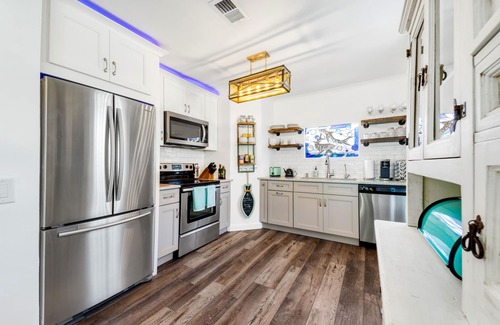 Mango Groves House | Private Oasis 1 Mile to Beach Heated Pool