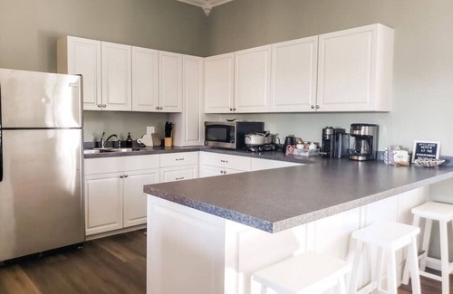 Hulbert Villa | Private Oasis! 3 houses! reunions/weddings/events!