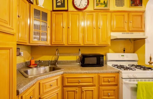 Flatlands House | Private Oasis 30min from JFK or Midtown+ Parking & Free Wi-Fi- Sleeps 4
