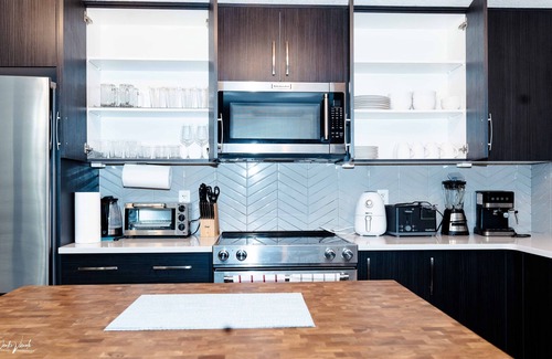 Cranston House | Private Oasis - Long stay welcome!