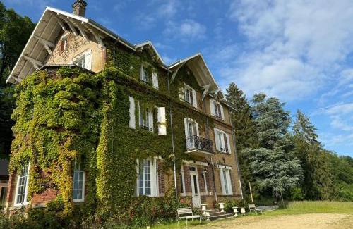Ardenne Metropole Villa | Private Oasis: Luxe 20-guest Estate, Jacuzzi, 8 Ha