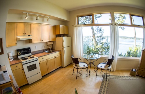 Quadra Island Apartment | Private Ocean View Suite