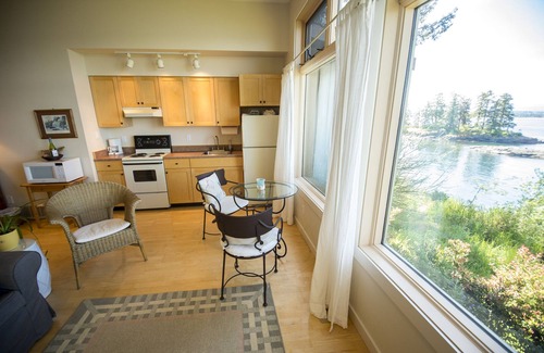 Quadra Island Apartment | Private Ocean View Suite