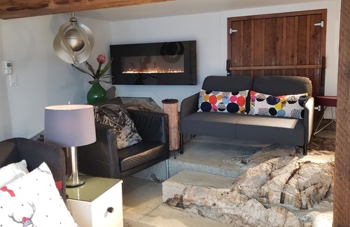 Beachcomber Apartment | Private Oceanfront Studio with amazing mountain views!