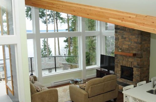Chemainus House | Private one acres oceanfront home in Saltair !