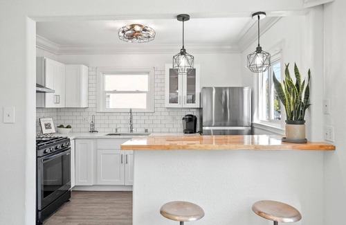 Centennial Apartment | Private one bedroom top unit walking distance to downtown