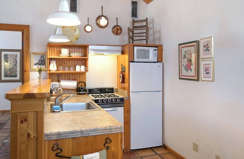 Ahwahnee Cottage | Private One-bedroom Cottage with Kitchen: Your Romantic Hideaway near Yosemite