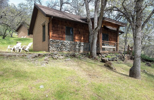 Ahwahnee Cottage | Private One-bedroom Cottage with Kitchen: Your Romantic Hideaway near Yosemite