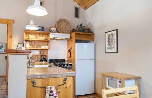Ahwahnee Cottage | Private One-Bedroom Cottage with Kitchen: Your Romantic Hideaway near Yosemite