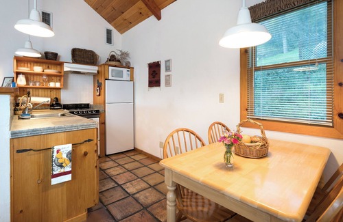 Ahwahnee Cottage | Private One-Bedroom Cottage with Kitchen: Your Romantic Hideaway near Yosemite