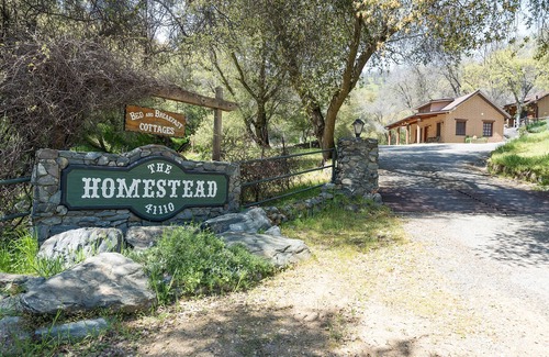 Ahwahnee Cottage | Private One-Bedroom Cottage with Kitchen: Your Romantic Hideaway near Yosemite