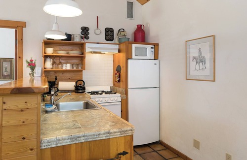 Ahwahnee Cottage | Private One-bedroom Cottage with Kitchen: Your Romantic Hideaway near Yosemite
