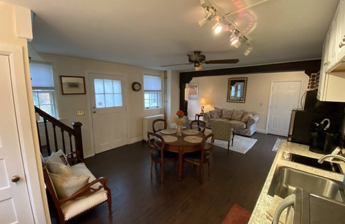 Kingston House | Private one bedroom guesthouse with pool