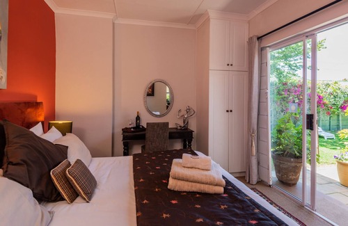 Eastcliff House | Private one bedroom self catering apartment in quiet centrally located street