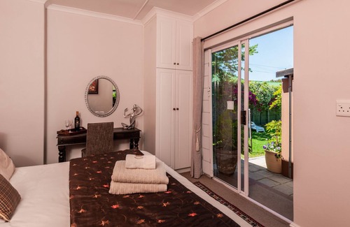 Eastcliff House | Private one bedroom self catering apartment in quiet centrally located street