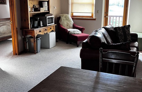 Wilson Apartment | Private one bedroom upper level suite