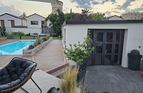 Decines-Charpieu Bed & Breakfast | Private outbuilding near groupama stadium and LDLC arena