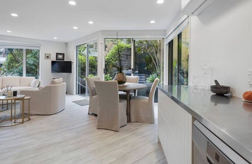 Parnell House | Private Paradise Designer's 2BR Home| Free Parking