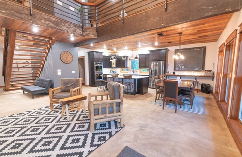Remer Cabin | Private Paradise- Luxury lodge and Event Venue. year-round adventure!
