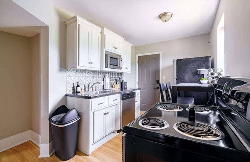 Victorian Village House | Private Parking - Convention - Pets - Short North