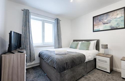 Sketty Apartment | Private Parking, Garden, Close to Beach!