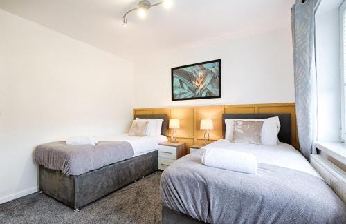 Sketty Apartment | Private Parking, Garden, Close to Beach!