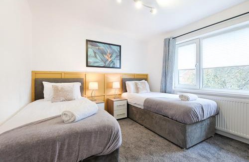 Sketty Apartment | Private Parking, Garden, Close to Beach!