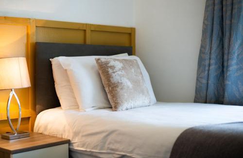 Sketty Apartment | Private Parking, Garden, Close to Beach!