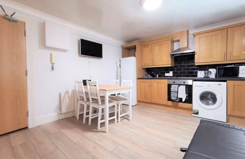Broadstone Condo | Private patio 2BEDROOM APARTMENT RELIABLE WIFI &TV