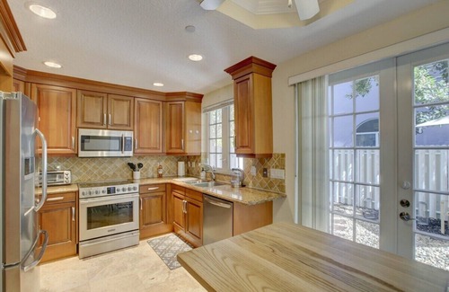 Colee Hammock House | Private Patio ~ Cali King Bed ~ Sleeps 10