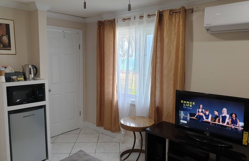 Cooper's Town House | Private, Peaceful, & Cozy, with a view and access to the ocean.