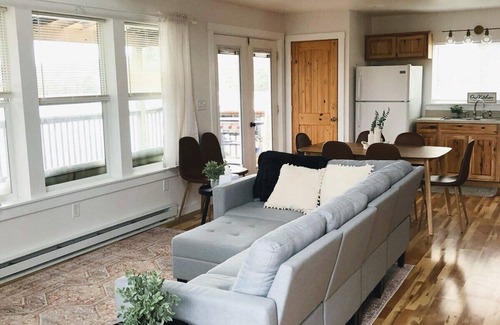 Rushville House | Private & Peaceful Lakehouse w/Hot tub + King bed