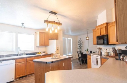 Crystal House | Private & Peaceful Retreat near Death Valley - 2 HOMES, large group friendly!
