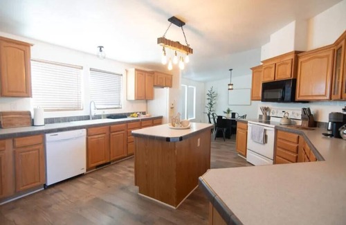Crystal House | Private & Peaceful Retreat near Death Valley - 2 HOMES, large group friendly!