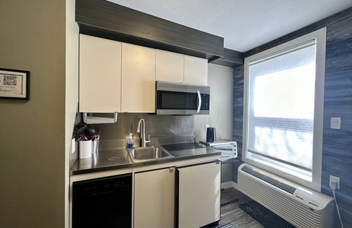 South Lethbridge Apartment | Private/Pet-friendly Farmhouse Themed Suite with Kitchenette!