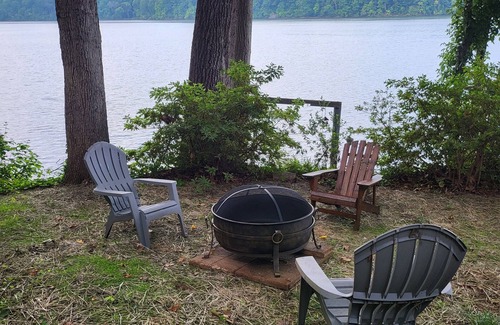 Claremont House | Private, pet friendly lakefront house on Lake Lookout Shoals.