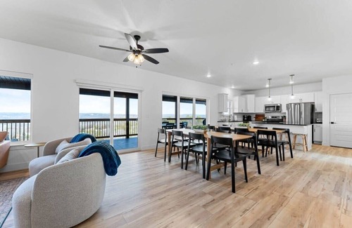 Kimberling City House | Private PICKLEBALL Court! Hot Tub! Lake View!