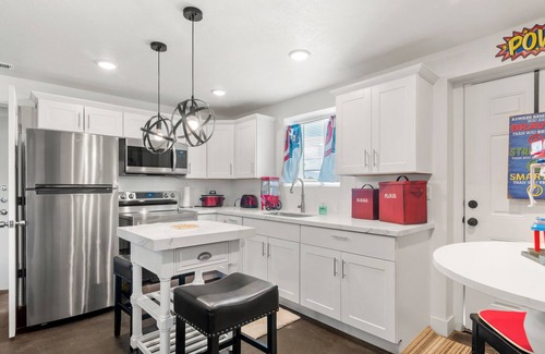 West Haven House | Private Pickleball Court, Hot tub, Pool table, Firepit, BBQ grill, Sleeps 14