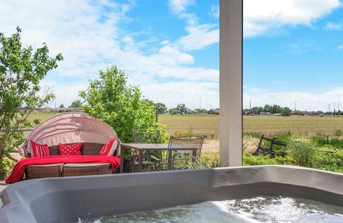 West Haven House | Private Pickleball Court, Hot tub, Pool table, Firepit, BBQ grill, Sleeps 14