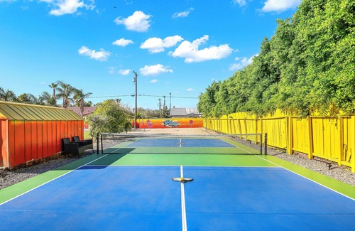 Racquet Club South Villa | Private Pickleball Court Villa Downtown +Volleyball Court/Bikes/Heated Pool/Spa