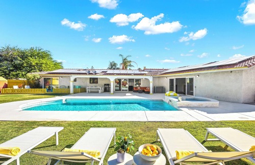 Racquet Club South Villa | Private Pickleball Court Villa Downtown +Volleyball Court/Bikes/Heated Pool/Spa