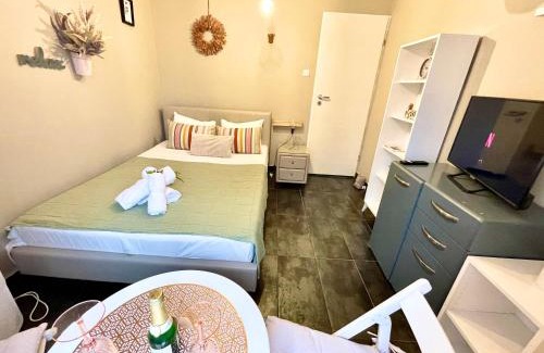 Resita Apartment | Private Place to Stay self check in-nonstop- NETFLIX-WIFI