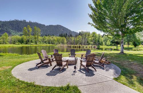 Arlington Heights Villa | Private Pond and Indoor Pool Grand Arlington Villa!