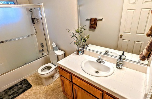 Mariposa Cottage | Private pond, bbq, close to Yosemite.