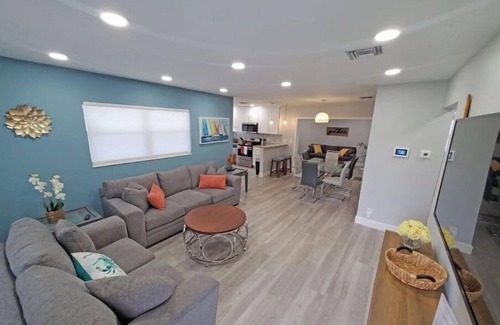 Lantana House | Private Pool - 2 miles to Beach - King bed - Walk to Shops & Restaurants