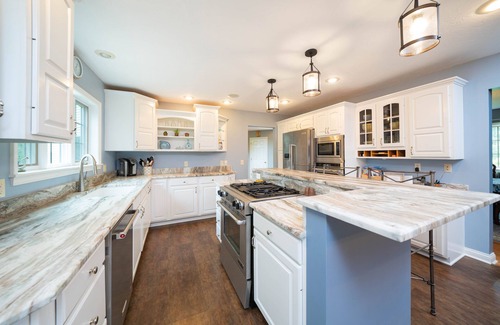 South Haven House | Private Pool/4 Min drive to Beach/5 Star home w/huge yard, firepit & sunroom