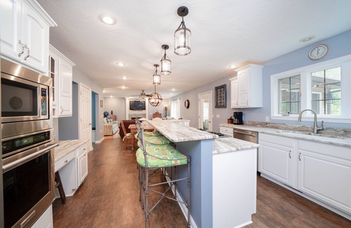South Haven House | Private Pool/4 Min drive to Beach/5 Star home w/huge yard, firepit & sunroom